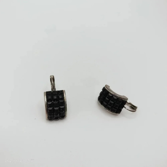 1/2" Silver Tone Hook Earrings Unsigned Beveled Pyramid Center Accent Pieces - Picture 7 of 10